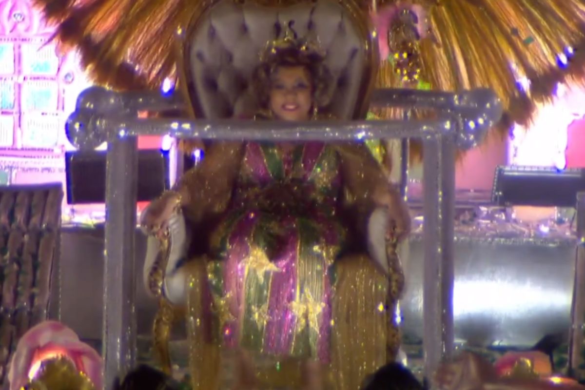 Foto Alcione no desfile da Mangueira - Metrópoles