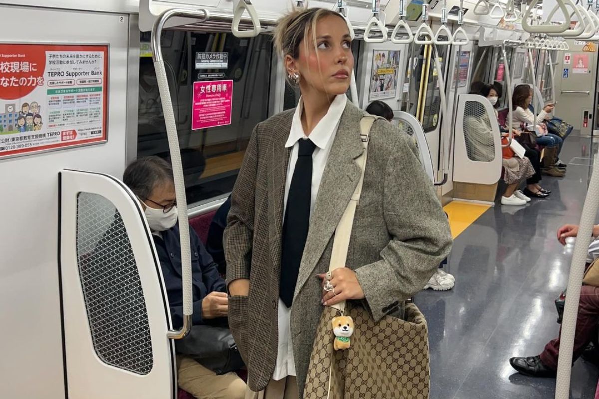 Na imagem com cor, uma influencer de moda com a estética CLTcore - Metrópoles