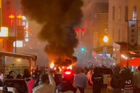 Imagem colorida de carro autônomo em chamas após ser incendiado por vândalos em São Francisco, Califórnia, nos EUA - Metrópoles