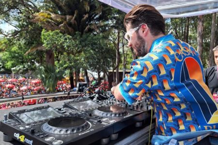 Imagem colorida do bloco do DJ Alok no Carnaval de São Paulo - Metrópoles
