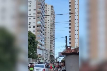 Imagem colorida mostra prédio na Praia Grande com risco de cair - Metrópoles