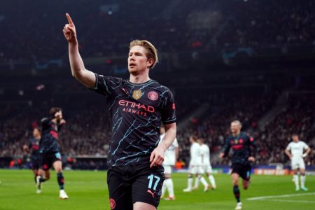 De Bruyne comemorando gol - Metrópoles
