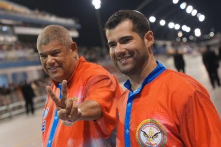 Imagem colorida mostra milton leite e seu filho andando no sambódromo do Anhembi; parlamentar é presidente de honra da escola Estrela do Terceiro Milênio - Metrópoles