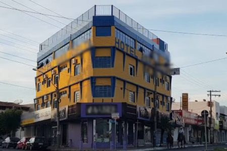 imagem colorida hotel na cidade de goianesia onde mulher se jogou para fugir de agressoes