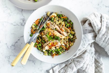 bowl com quinoa, salada, frango e outros alimentos coloridos