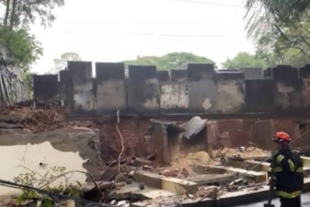 foto colorida de muro do Cemitério do Araçá que desabou com a força da chuva - Metrópoles