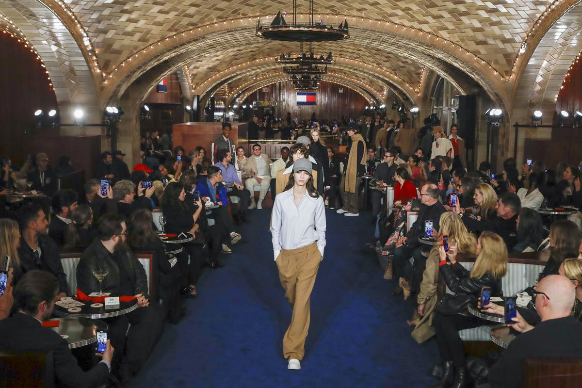 Na imagem com cor, desfile da Tommy Hilfiger no NYFW - Metrópoles