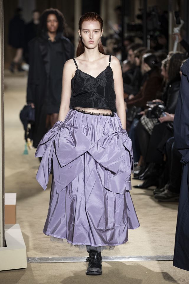 Na imagem com cor, modelo desfila durante o NYFW - Metrópoles