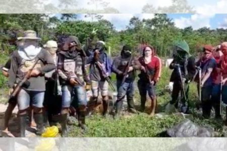 Foto colorida de homens arcados do Comando Vermelho do Acre - Metrópoles