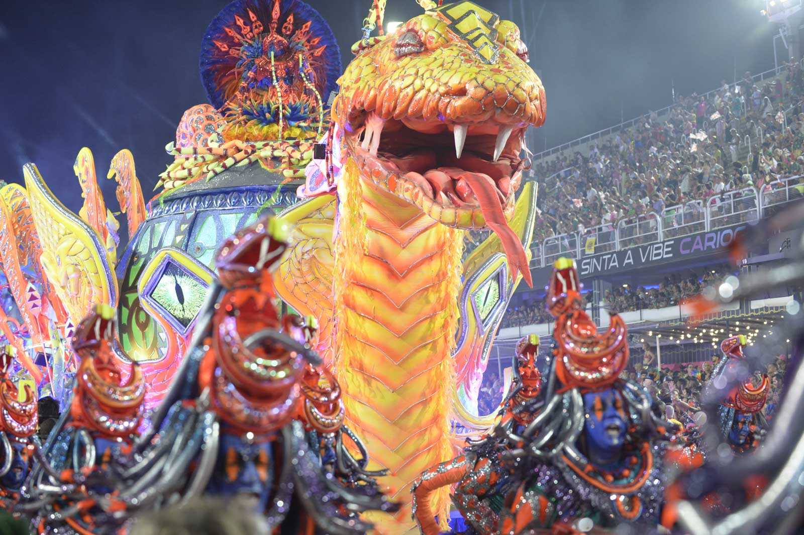 Imagem colorida do desfila da Unidos da Viradouro no Carnaval do Rio de Janeiro - Metrópoles
