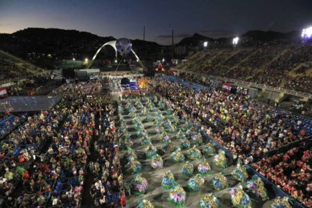 Imagem colorida do desfila da Unidos da Viradouro no Carnaval do Rio de Janeiro - Metrópoles