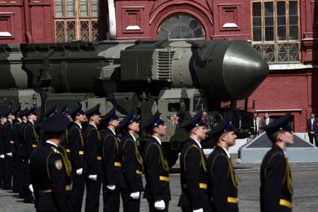 Imagem colorida mostra arma nuclear russa em desfile - Metrópoles