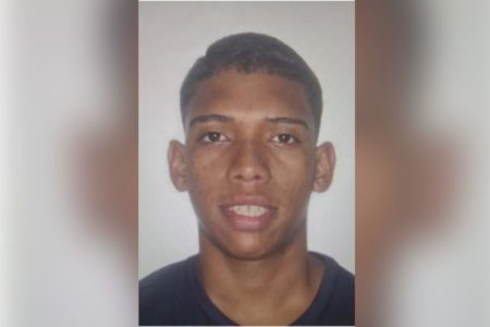 Imagem colorida mostra foto 3x4 do criminoso conhecido como Chip, um homem de pele morena, cabelo curto, vestindo uma camiseta azul marinho, suspeito de matar um soldado da Rota - Metrópoles