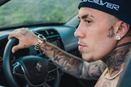 MC Daniel posa para as redes sociais no volante de seu carro - Metrópoles