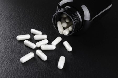 Imagem colorida de capsulas de suplmento alimentar - Metrópoles
