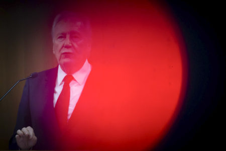 O ministro da Justiça, Ricardo Lewandowski, com efeito de luz vermelha -- Metrópoles