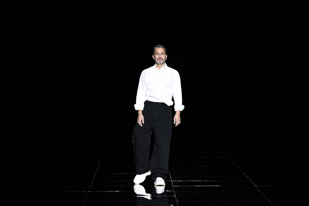 marc jacobs com camisa branca e calça preta - metrópoles
