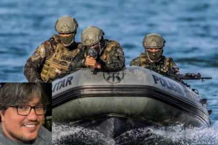 Foto colorida mostra bote inflável ocupado por três policiais militares, dos quais o do centro aponta arma de fogo para frente. EM destaque, à esquerda, retrato de homem oriental sorrindo - Metrópoles