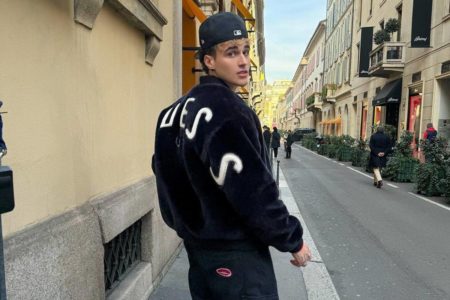 Foto colorida de Alex Mapeli, usando boné preto e moletom - Metrópoles