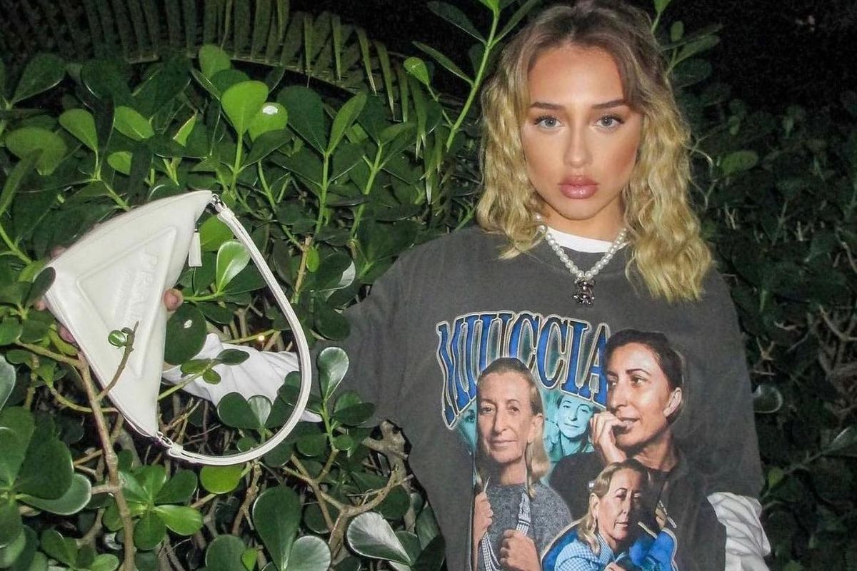 Na imagem com cor, Malu Borges usando uma camiseta gráfica com a foto da Miuccia Prada - Metrópoles