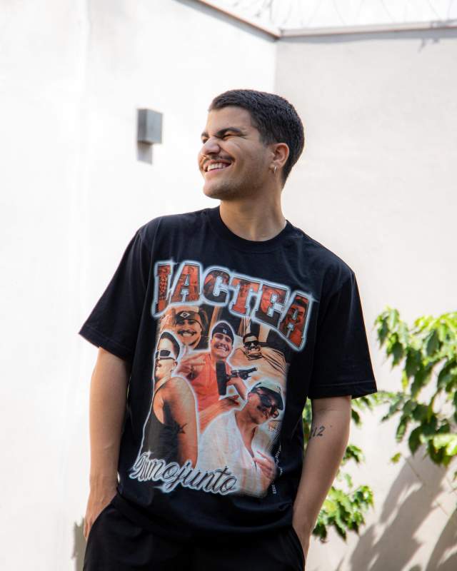 Na imagem com cor, TikToker Lactea usando camiseta com estampa gráfica - metrópoles