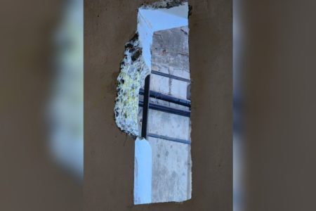 Presídio Imagem colorida do buraco na parede que os presos fugiram - Metrópoles