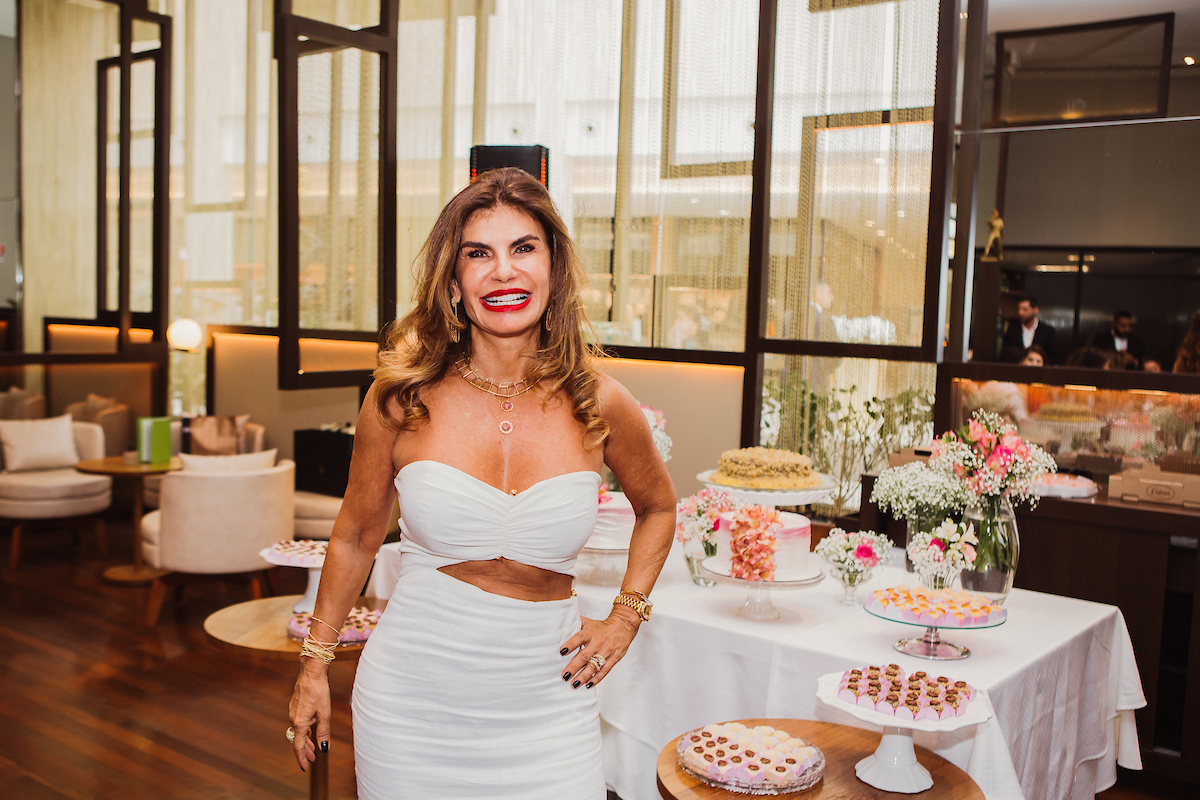 Roberta Garcia celebra aniversário rodeada de pessoas queridas