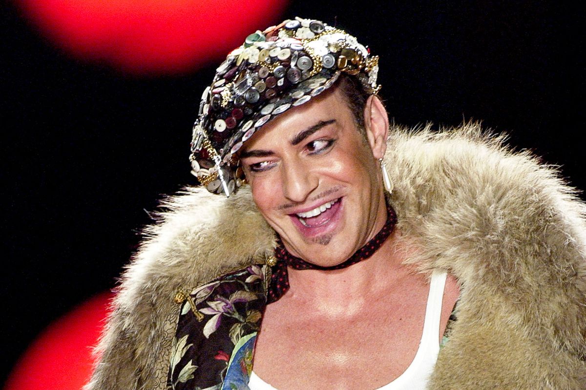 Na imagem com cor, imagens do designer John Galliano - Metrópoles