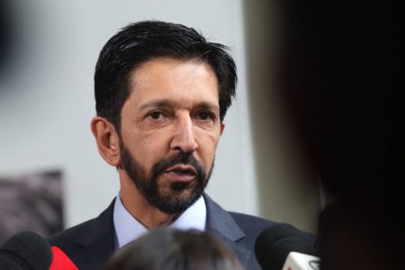 foto colorida do prefeito Ricardo Nunes no velório do empresário Abilio Diniz, em SP - Metrópoles