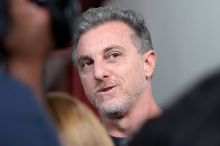 Malafaia foto colorida do apresentador Luciano Huck no velório do empresário Abilio Diniz, em SP - Metrópoles