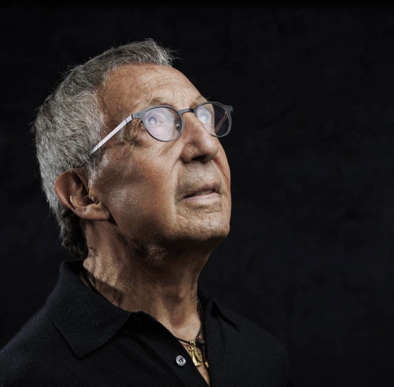 Abilio Diniz olhando para cima