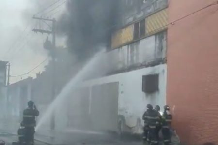 Bombeiros tentam conter incêndio em galpões em Santos