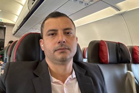 Selfie de homem branco sentado em interior de avisão