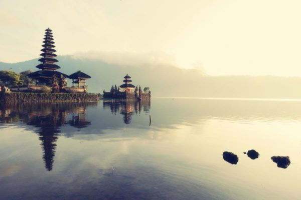 templo flutuante em Bali na Indonésia
