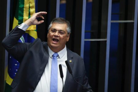 Imagem colorida de Flávio Dino em seu último discurso como senador
