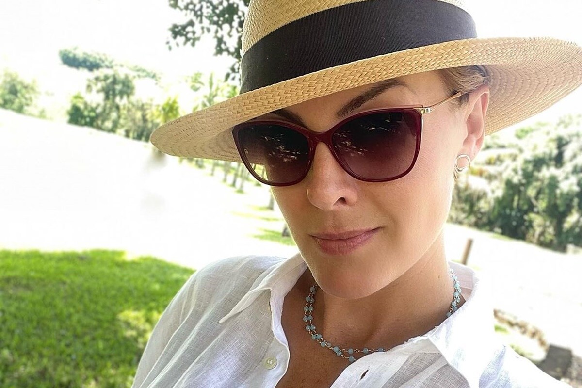 Ana Hickmann posa de óculos escuros e chapéu - Metrópoles