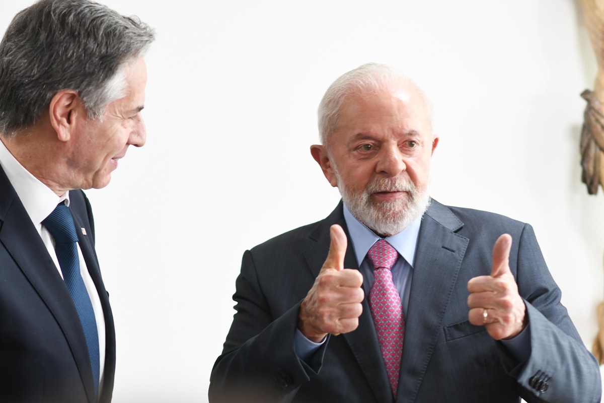 Antony Blinken, secretário dos Estados Unidos, acena ao chegar ao Palácio do Planalto para encontrar o presidente Lula - Metrópoles