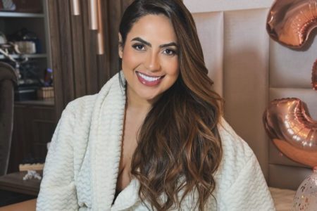 Foto colorida da influencer Verolayne - Metrópoles