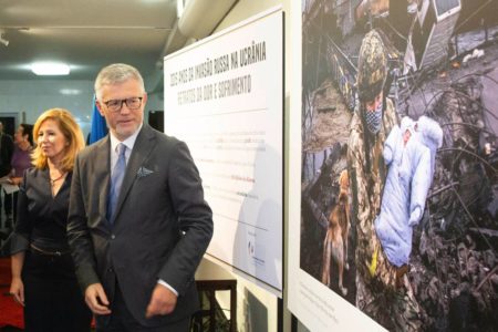 imagem colorida mostra exposição no senado sobre guerra na ucrania - metrópoles