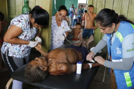 Foto colorida de atendimento em Surucucu, na Terra Indígena Yanomami - Metrópoles