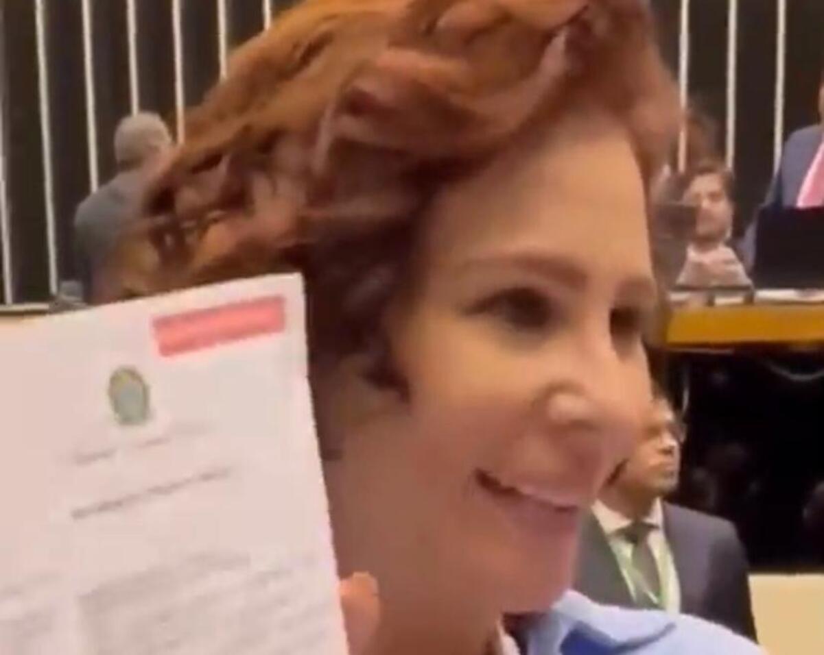 Vídeo Zambelli recebe intimação do STF dentro da Câmara dos Deputados