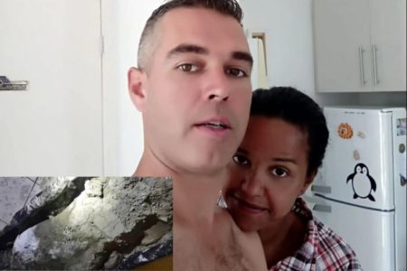Foto colorida de homem branco, sem camisa, cujo ombro esquerdo é usada como apoio por mulher parda, encostando o queixo - Metrópoles