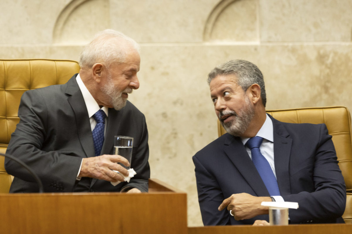 Presidente Lula com o presidente da Câmara, Arthur Lira (PP-AL). Eles negociam a indicação de Hugo Motta na Casa.