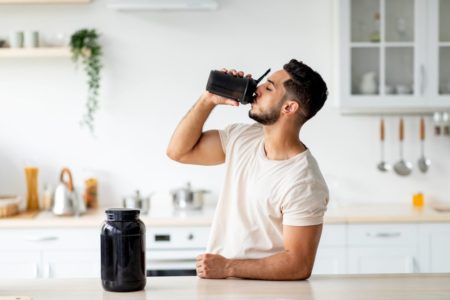 homem tomando um shake proteico