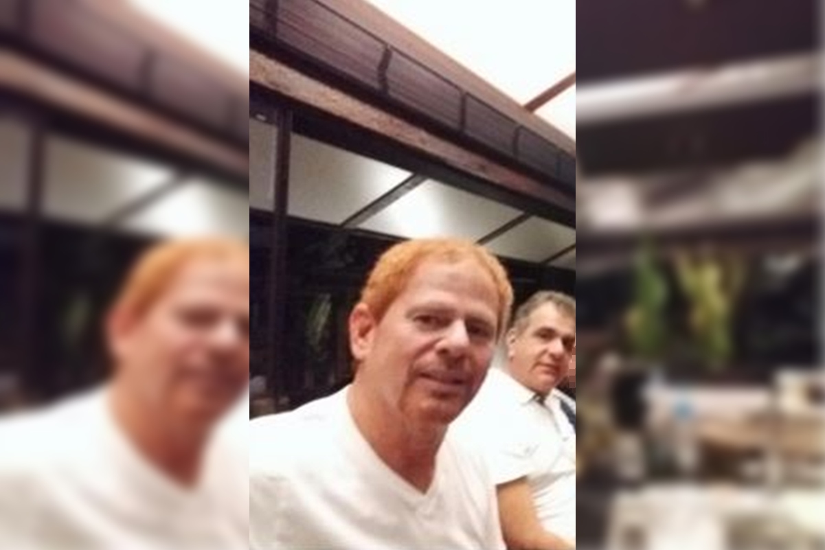 Imagem colorida de homens com camisa branca