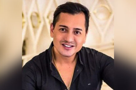 foto colorida de Roberto Viotto, o dentista dos famosos - Metrópoles