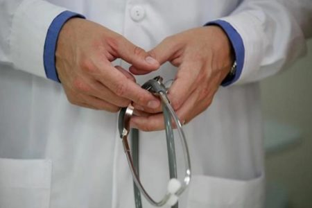 Foto ilustrativa de um homem segurando um estetoscópio Mais Médicos - Metrópoles