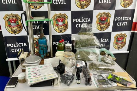 Imagem mostra material usado na produção de canabidiol - Metrópoles