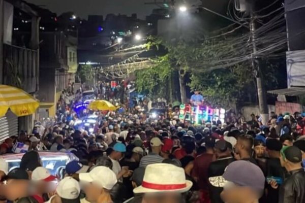 Imagem colorida de aglomeração de pessoas em baile funk, tomando toda uma rua - Metrópoles