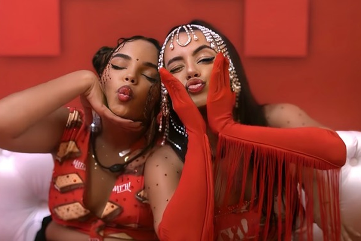 Fernanda e Pitel posam juntas durante festa no BBB24 - Metrópoles